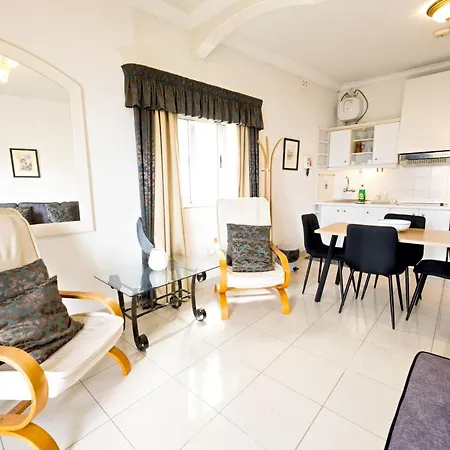 Vic- Seafront Daire Sliema